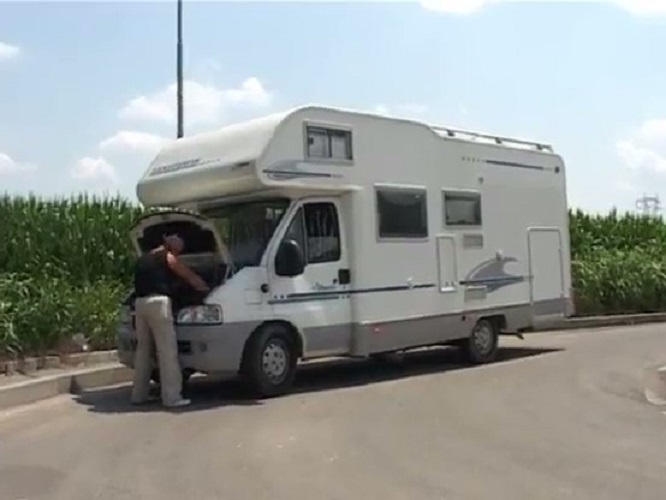 Катается на автодоме и насилует дамочек по дороге