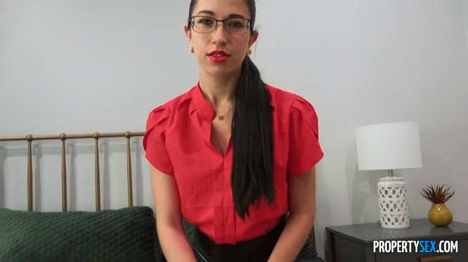 Сучка бестыдно принимает член в пилотку и сперму на лицо