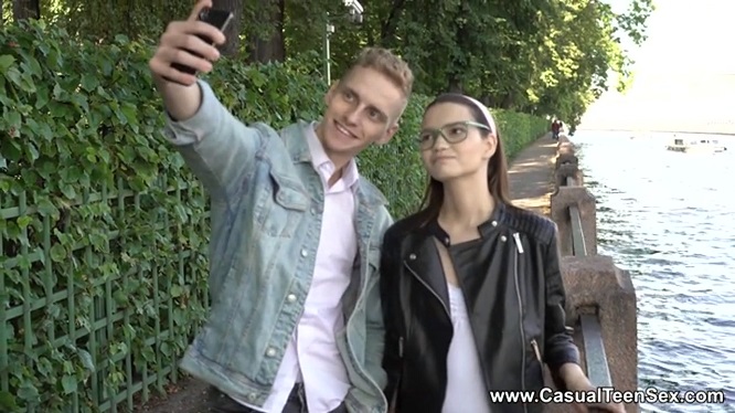 Очкастая поклонница пошла в гости к известному блогеру