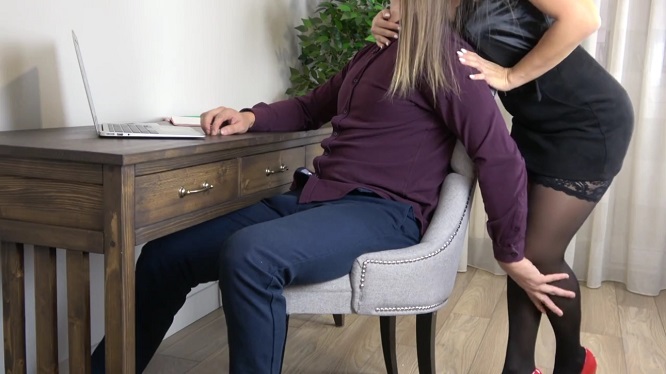 Жена переживает что муж много работает