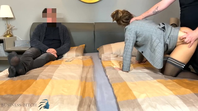 Жена куколда спасет его от увольнения