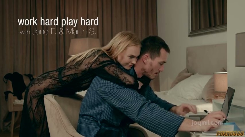 Красотуля знает как отвлечь работящего мужа