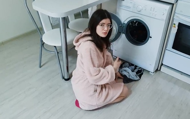 Очкастая деваха дала отцу поиметь киску в разных позах