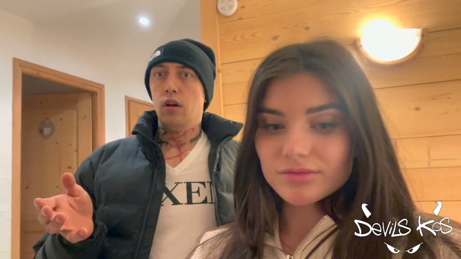 ПРишел в гости к одинокой соседке и кинул палку в рот