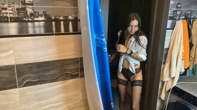 Трахаю в душевой свою красивую подругу в чулках