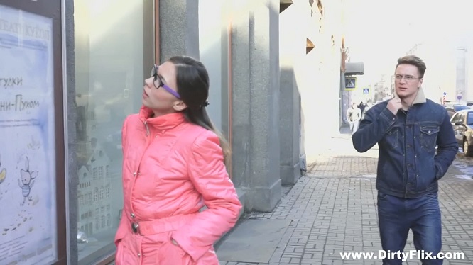 Телка из деревни отдалась питерскому пикаперу